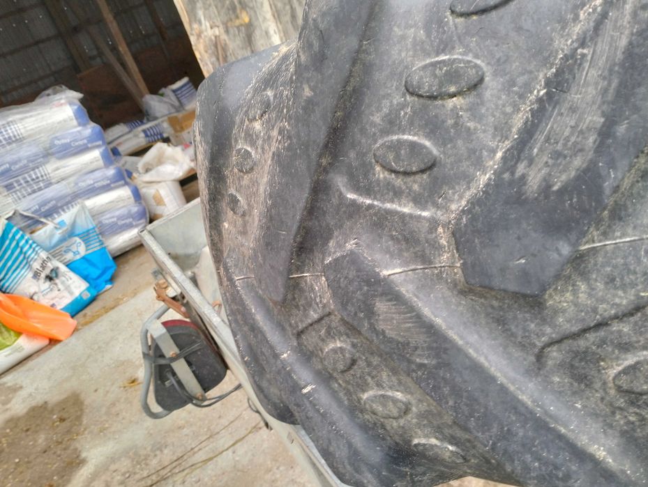 Opony 380/85 R28