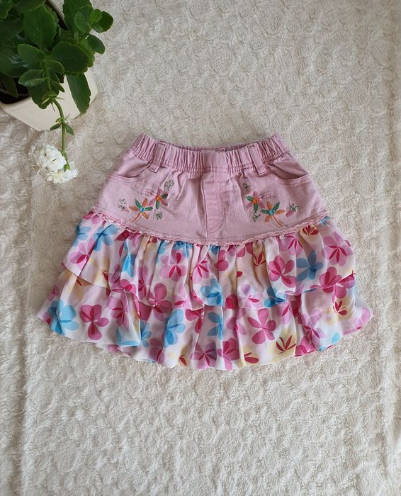 Krótka dziecięca spódnica