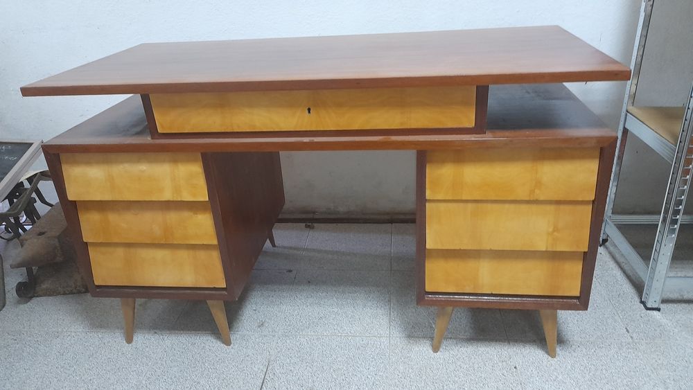 Secretária Vintage + Cadeira Rotativa + candeeiro Banqueiro