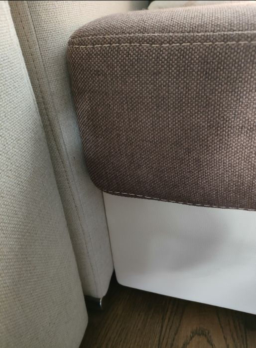 Dwie sofy i duża pufa dwa schowki