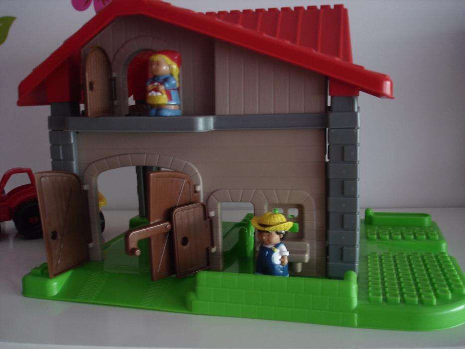 Quinta com tractor, animais e fazendeiros