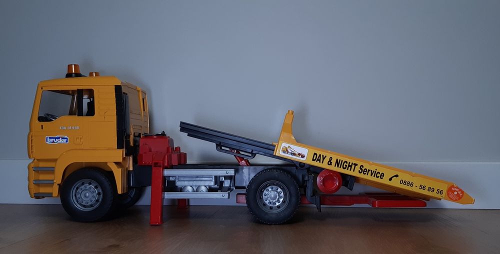 Bruder пожежна машина та евакуатор