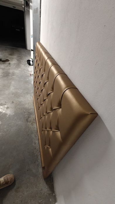 Cabeceira de Cama de Casal em Capitonê Dourada – Estilo Clássico