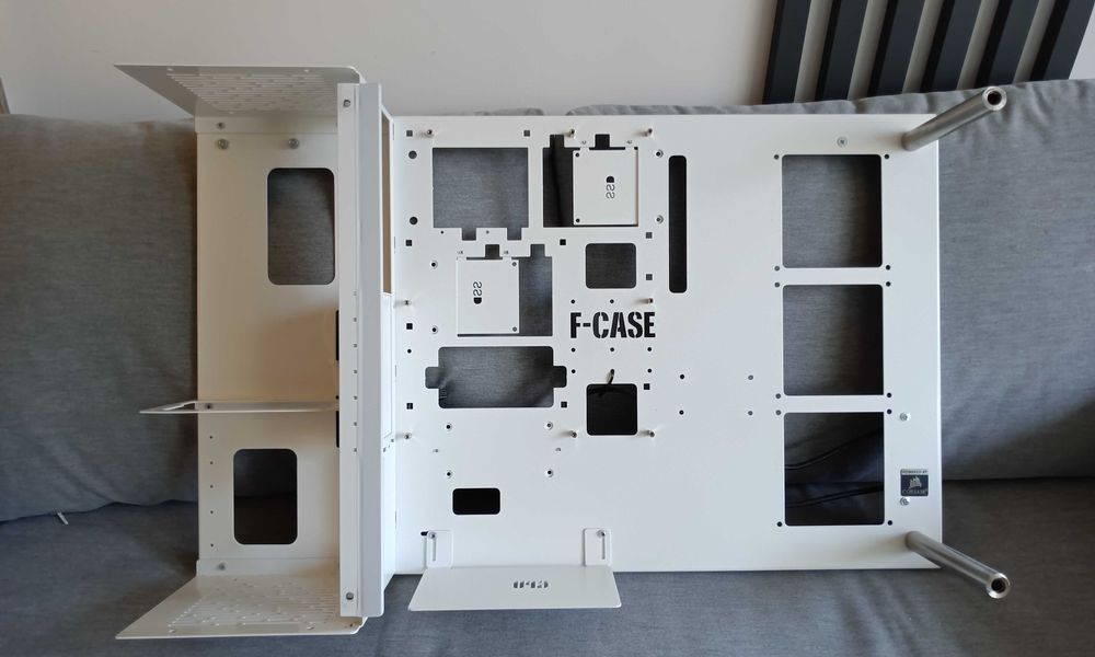 Obudowa do komputera na ścianę z LCD + RGB  kable w gratisie