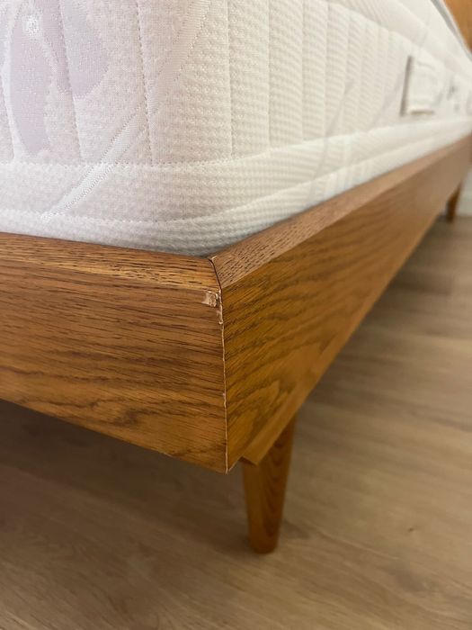 Cama de casal em madeira de carvalho.