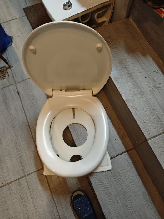 Miska WC Cersanit, wisząca z deską samoopadającą.