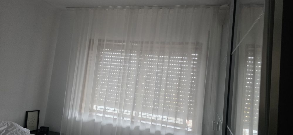 Conjunto Completo de Cortinados Brancos com Calhas e Molas