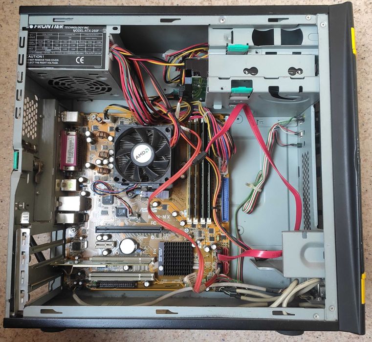 ПК, системный блок (корпус), компьютер. Монитор в довесок (с полосами)