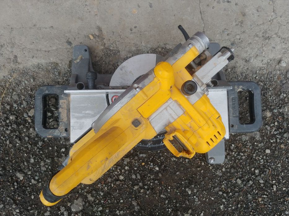 Ukośnica dewalt dcs777