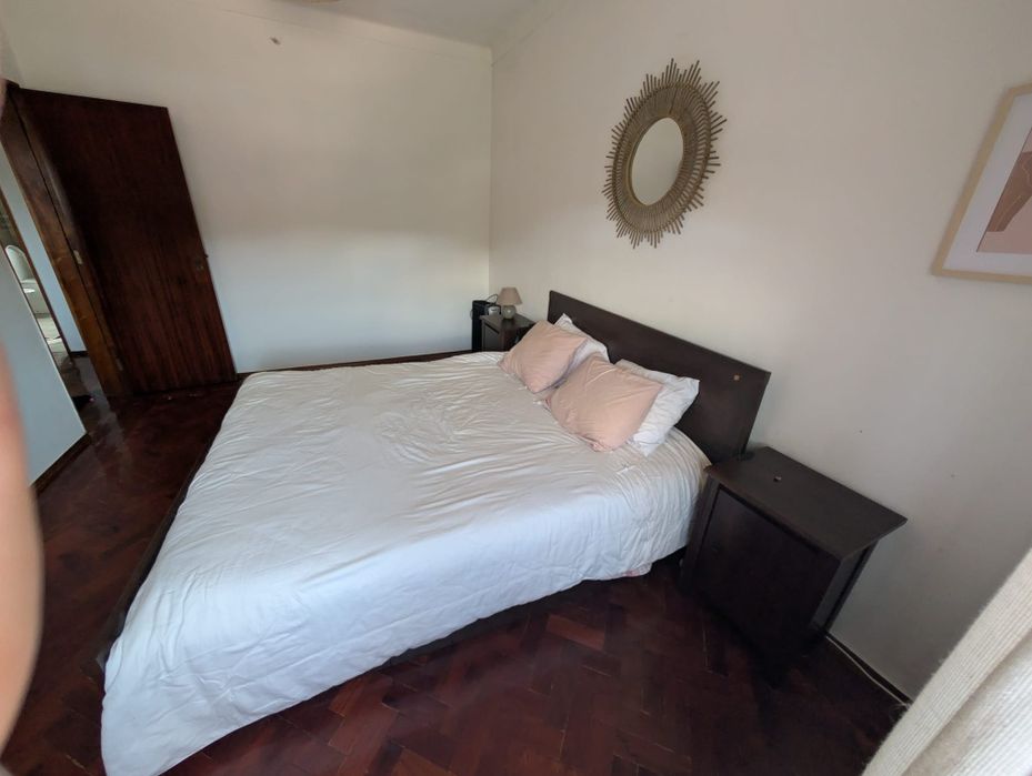 Cama 1,60x2,00 com colchão, estrado e gavetões + mesas de cabeceira