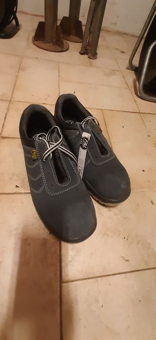 Sapatos biqueira e sola de aço N°42 NOVOS