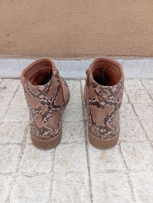 Botas rasas castanhas com padrão
