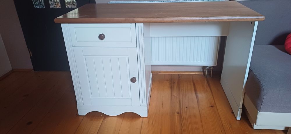 Biurko z szufladą i półkami