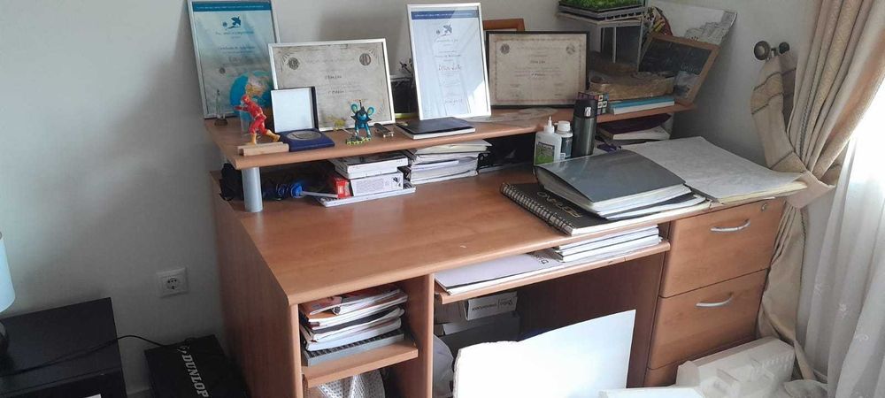 Vendo secretária em bom estado de conservação