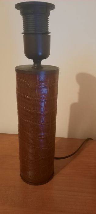 Conjunto de Candeeiros de pé e mesa de cabeceira em pele