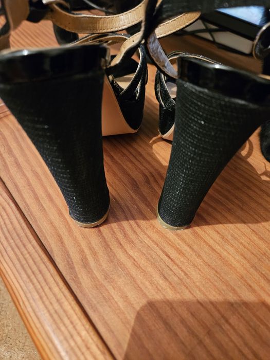 Sandálias pretas brilhantes