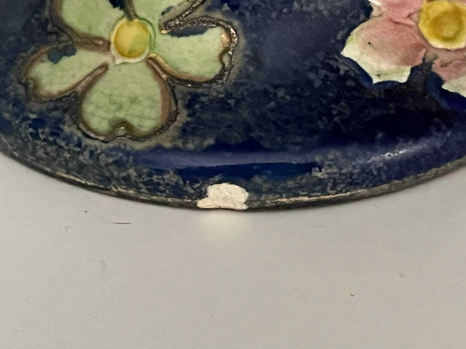 Stary ceramiczny dzban ręcznie malowany kwiaty