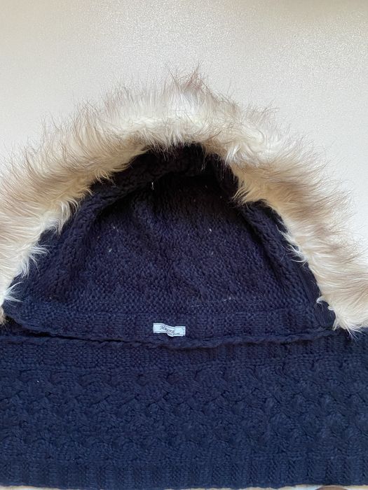 Gorro com gola em azul escuro com pele à volta do gorro