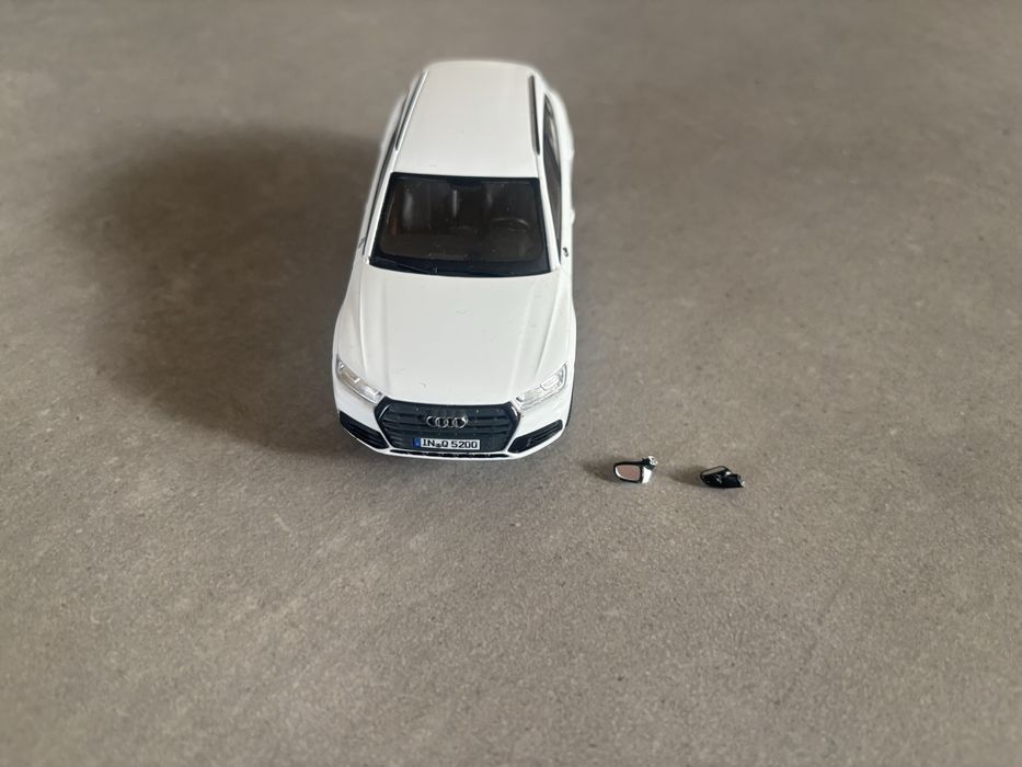 Model iScale skala 1/43 Audi Q5 uszkodzony