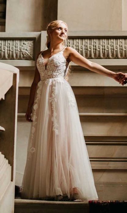 Suknia ślubna z różowym podbiciem i koronką