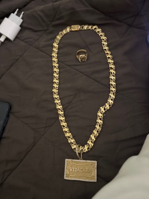 Cordão de moeda antiga com um anel de moeda antiga