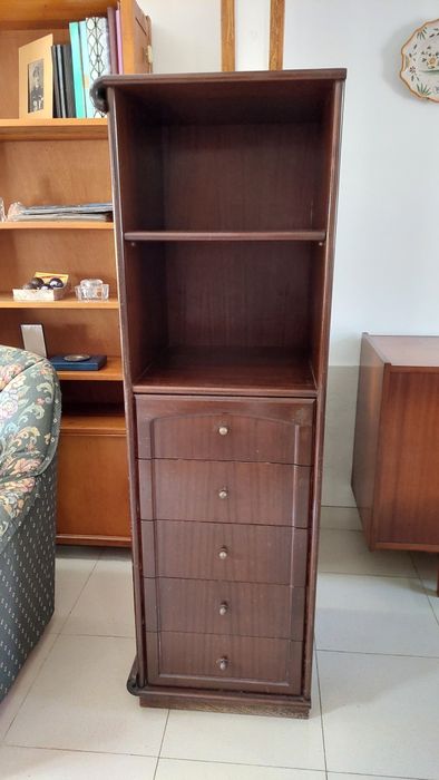 Estante com gavetas