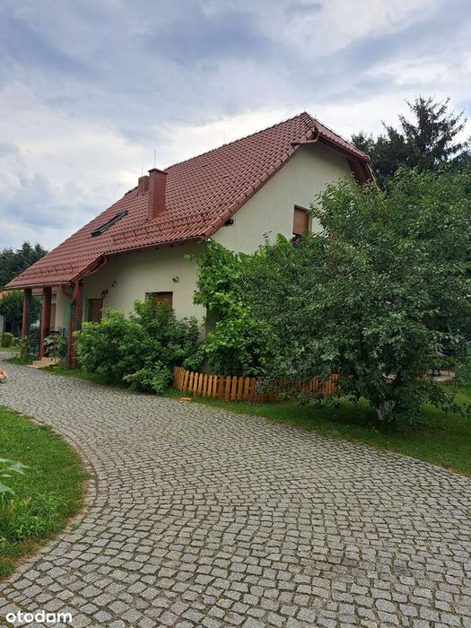 Wolnostojący dom z garażem w cichej okolicy