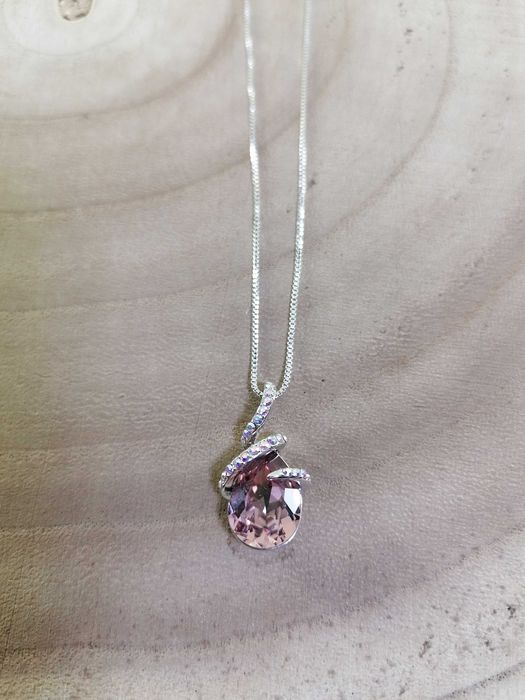 Colar com medalha com pedra rosa e zircónias - Aço