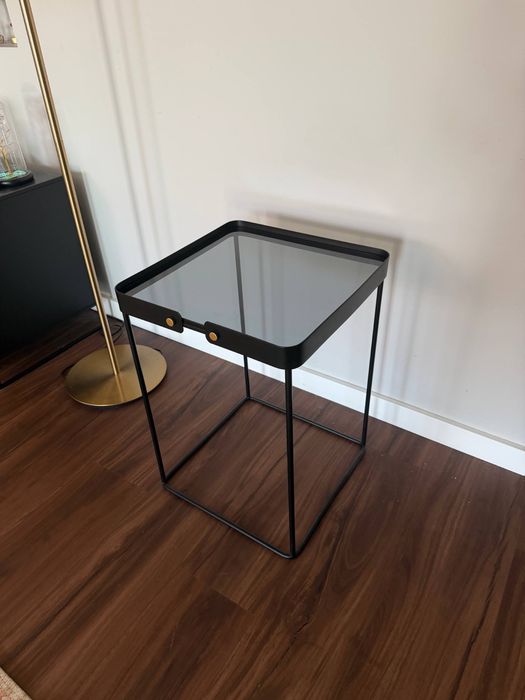 Mesa  Moderna / Apoio em Metal Preto e Vidro