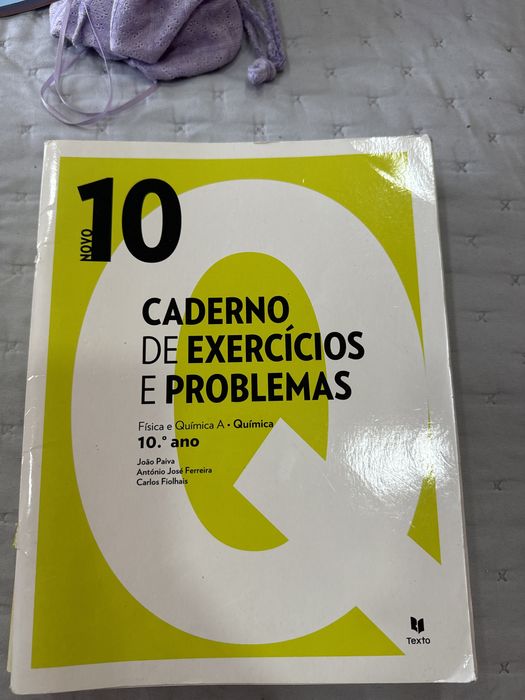 Manuais de Fisica e Quimica 10o ano com caderno de atividades