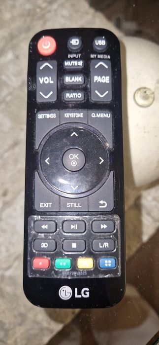 Projetor UST Portátil LG PH450UG LED para peças