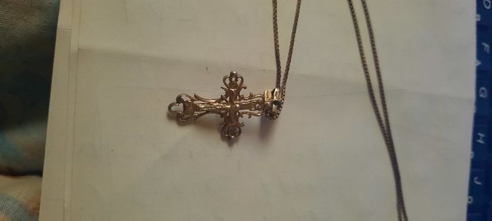 Крестик серебряный с цепочкой.