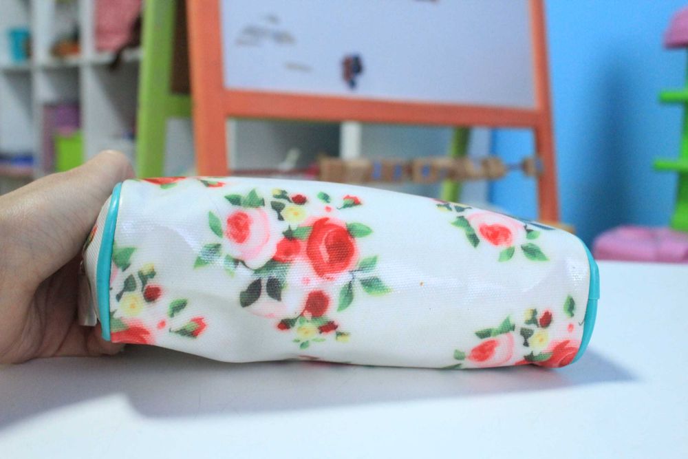 Косметичка або пенал непромокаємий.