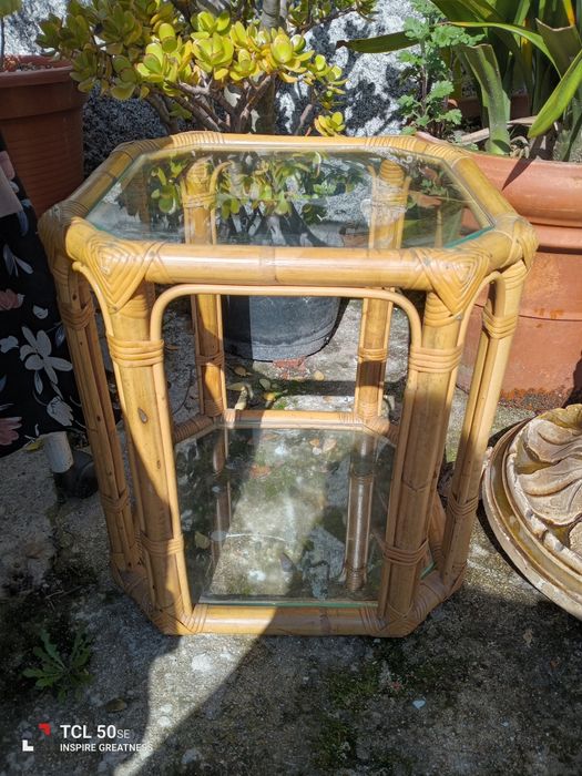 Mesa de apoio com dois vidros em bom estado.