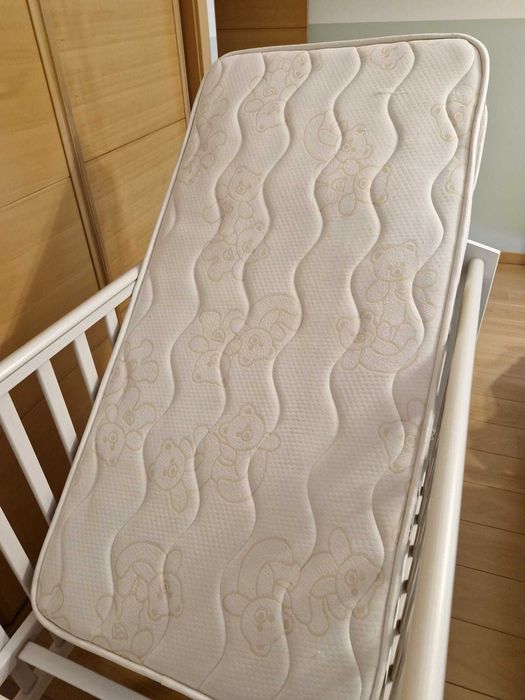 Berço com Colchão Pueri e roupa de cama