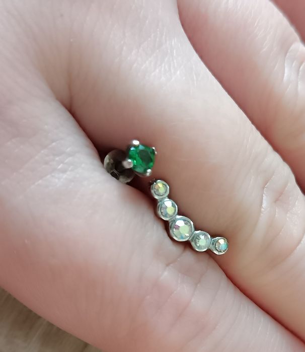 Сережки пирсинг изумруд хеликс серебро срібло