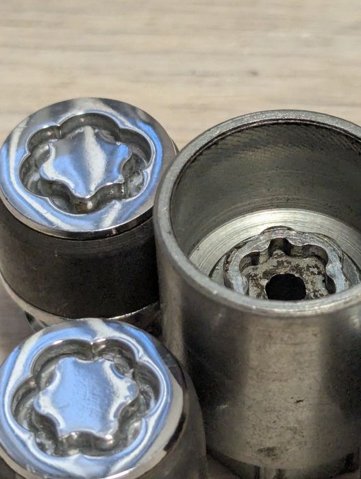 Секретки секретні гайки Hyundai Kia 66490ADE50 McGard  24195SL з кільцем що обертається