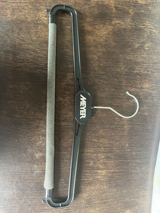 Cabide para calça, em preto, de plastico,  com esponja aderente.