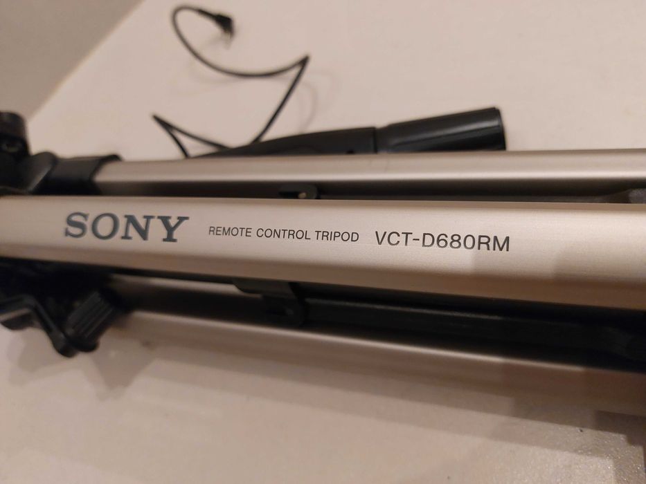 Sony VCT-D680RM – statyw z pilotem i pokrowcem, sprawny