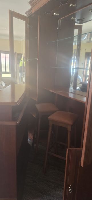 Bar de sala com bancos