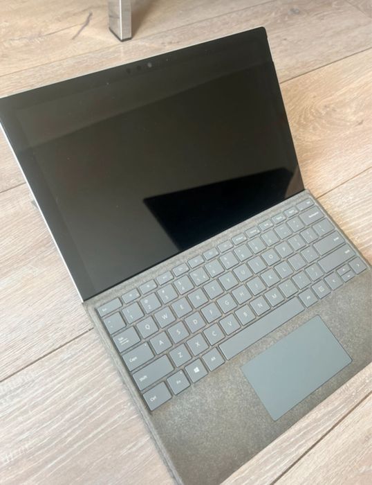 Laptop / Tablet - Microsoft Surface Pro 6 • i7 • 16 GB RAM • 1 TB SSD