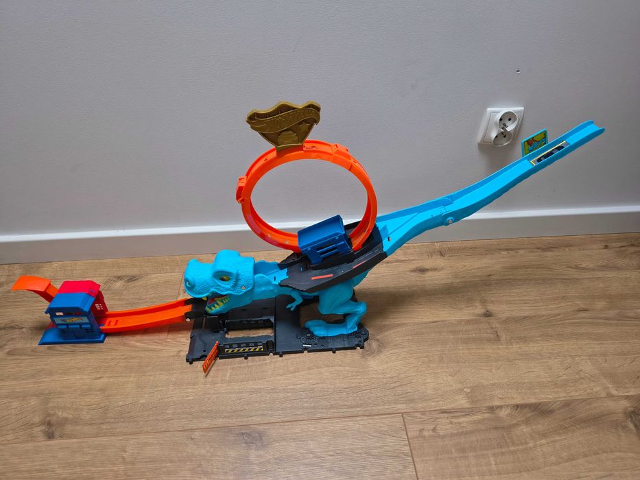 Hot Wheels City Atak Dinozaura T-Rex + Samochodzik Wyrzutnia HKX42