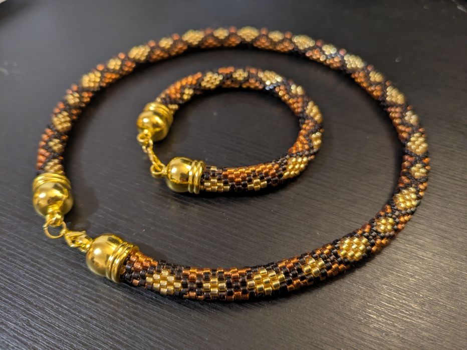 Conjunto de colar e pulseira, trabalho manual