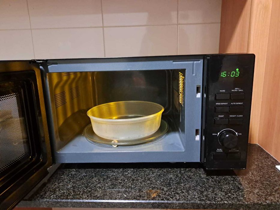 Becken Black Microwave – Good Condition