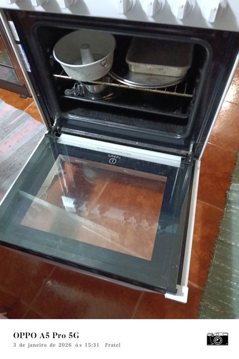 Fogão Vitrocerâmica Indesit I6VMH2A - Excelente Estado e Funcional