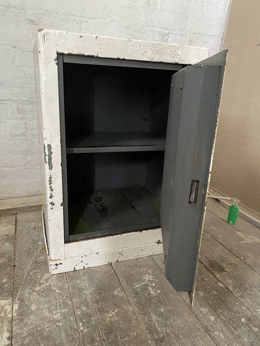 Sejf metalowy, solidny.