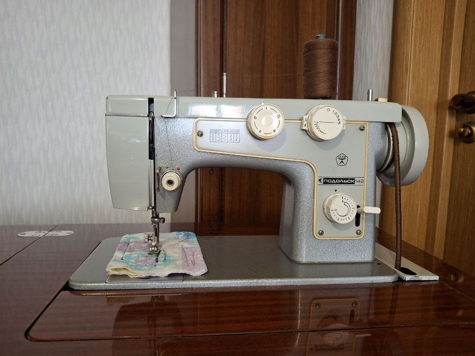 Продам швейну машинку Подольск 142