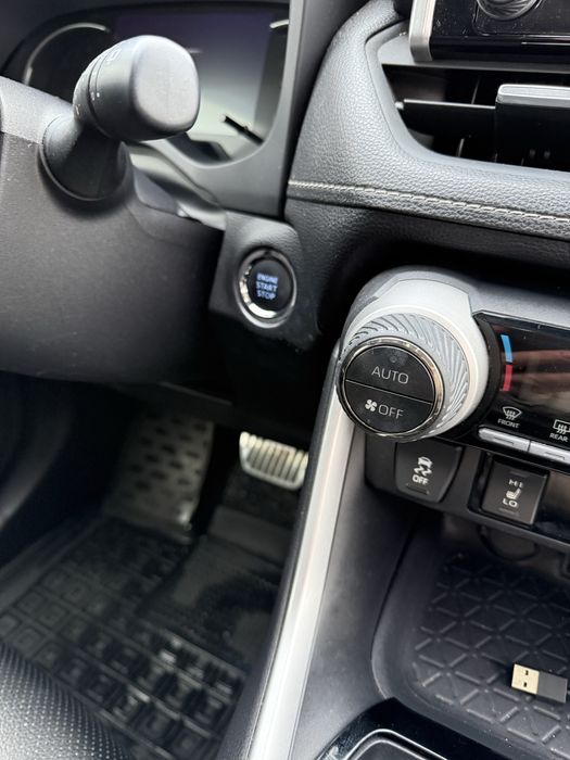 Продам свій автомобіль Тойота Rav 4 2020 року, пробіг 60 тис км.