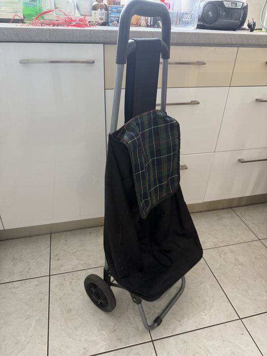 Wózek na zakupy na kółkach – lekki i wygodny