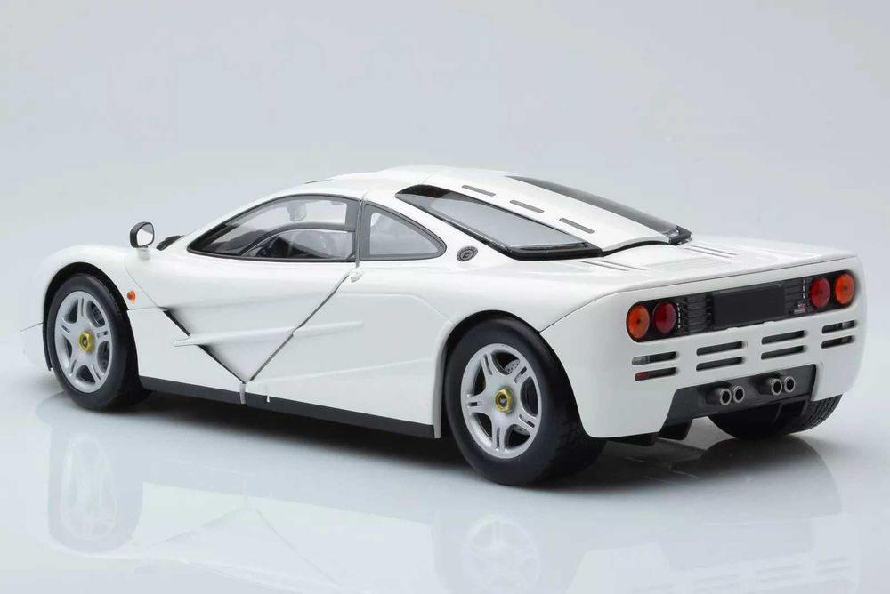 1/18 mclaren f1 white (minichamps)
